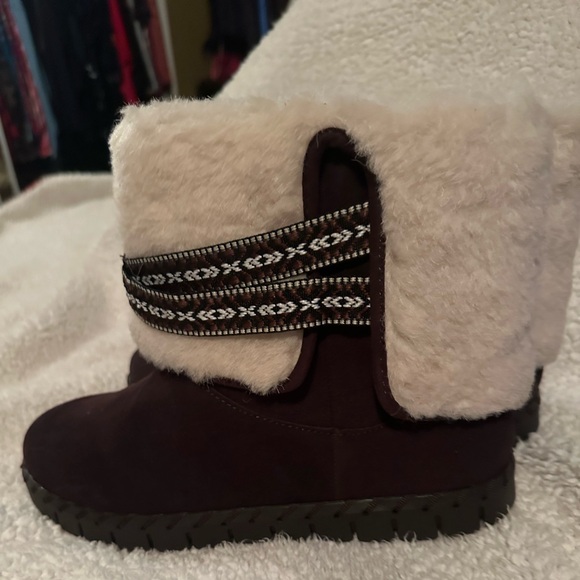Muk Luk Flexi Montauk winter ankle boots.
Size 11 - Picture 8 of 10